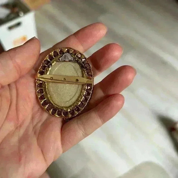 4/$100 Italian renaissance 1950 Japan stamped gold brooch 🙌HOST PICK - Picture 6 of 7